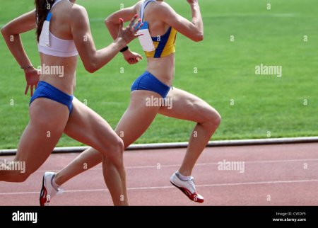 Девушка бегунья стоит