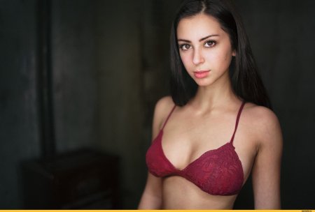 Молодая грузинка с большой грудью