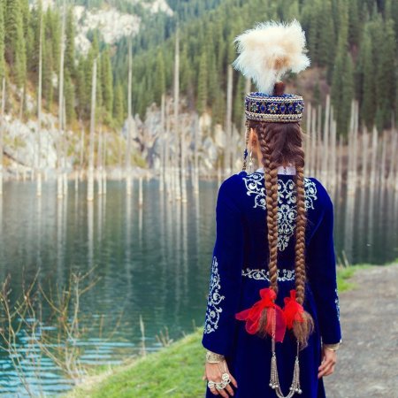 Казашка в национальном костюме