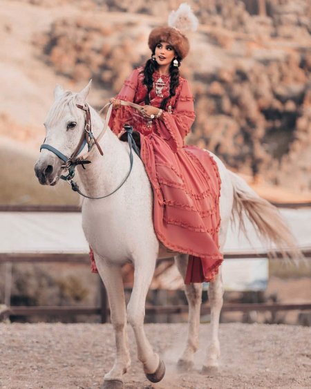 Фотосессия в казахском национальном костюме с лошадьми