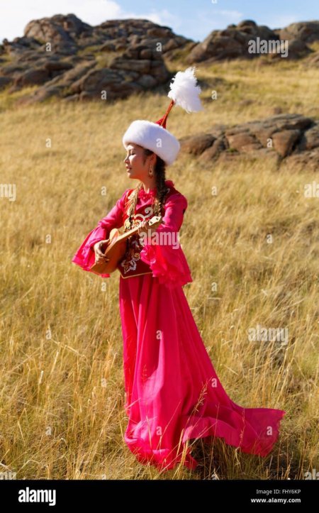 Казахская девушка в национальном костюме