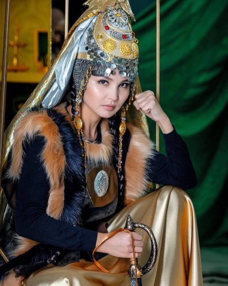 Красивые казашки в национальной одежде