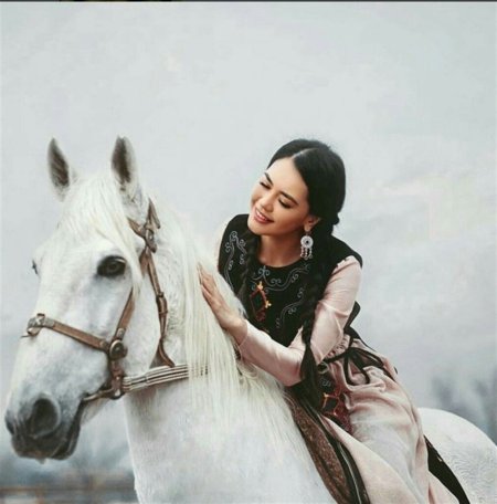 Казахские девушки на лошадях