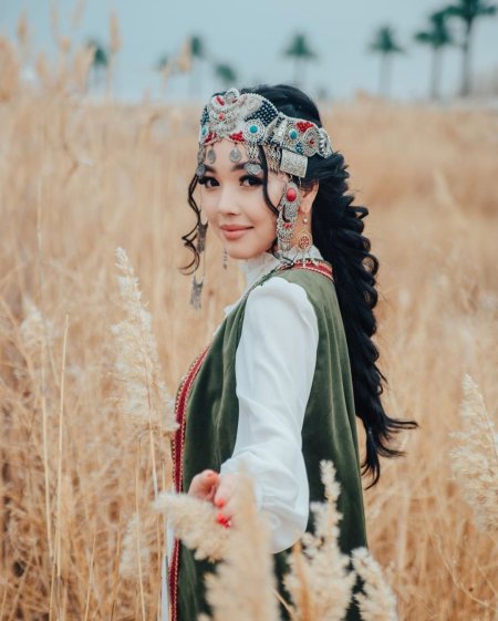 Казашка в национальном костюме