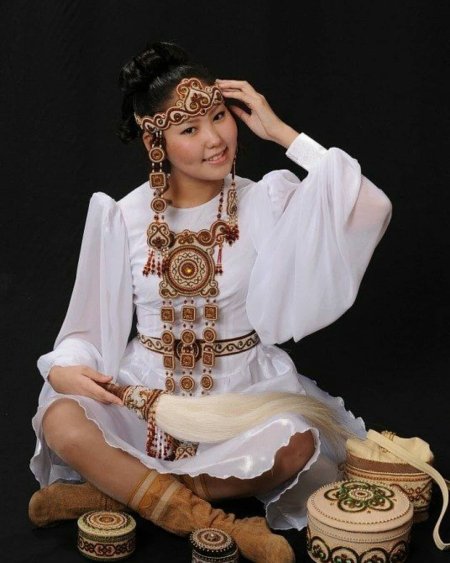 Якутские красавицы в национальной одежде
