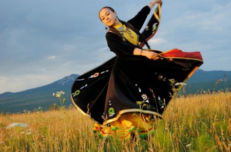 Танцующая девушка башкирка