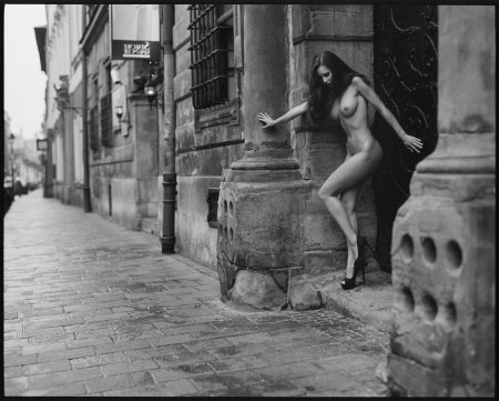 Жена на улице Тбилиси ню