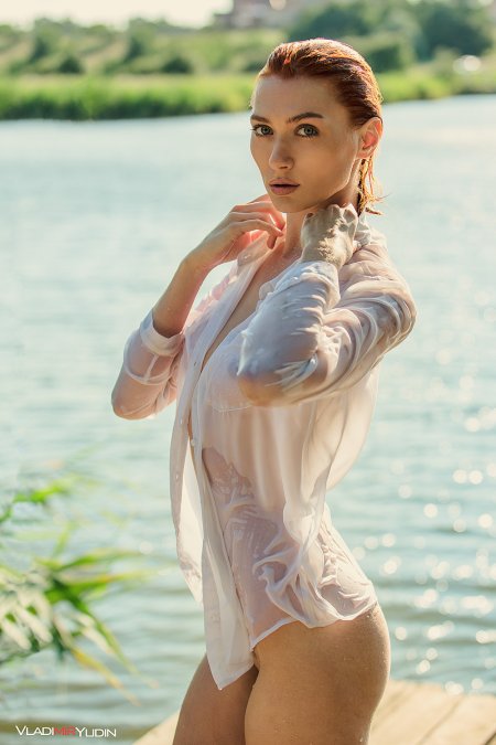 Молодая в мокром платье ню