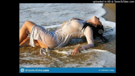 Девушка в мокрой рубашке