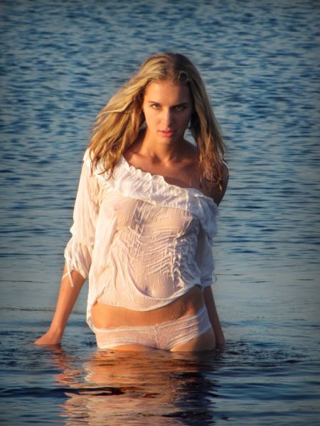 Красивые девушки в мокрой одежде