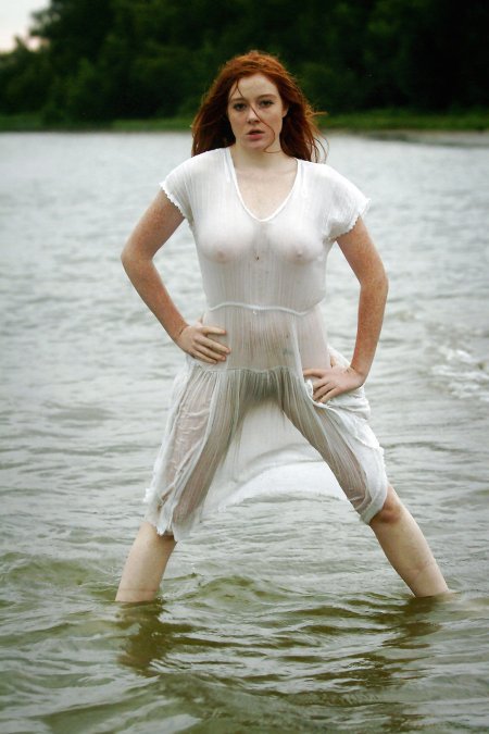 Купание женщин в прозрачной одежде