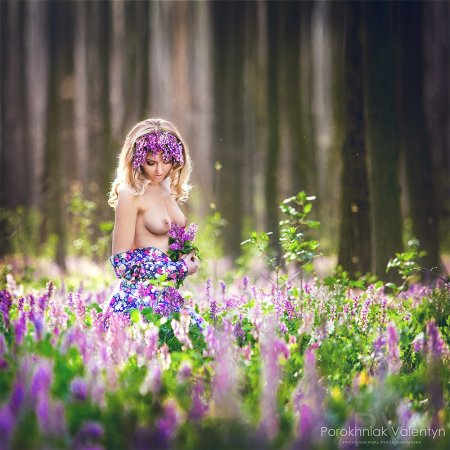 Эротика, цветы, игривые нежные девушки