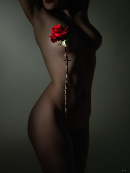 Девушка эротично с цветами