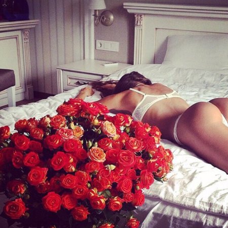 Девушка с букетом роз