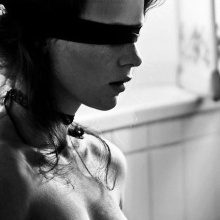 Девушка с повязкой на глазах