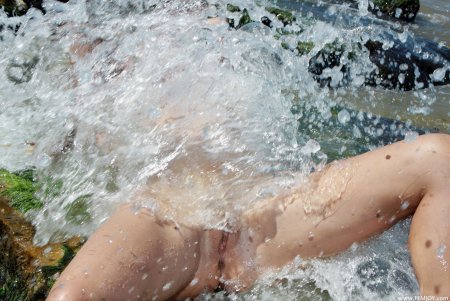 Девушки купаются голышом