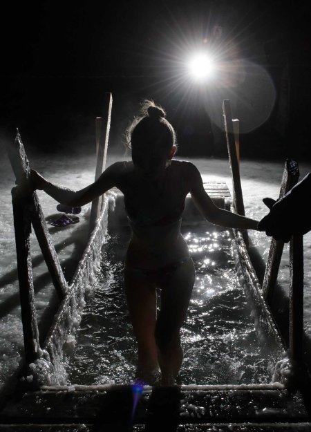 Крещенские купания девушки