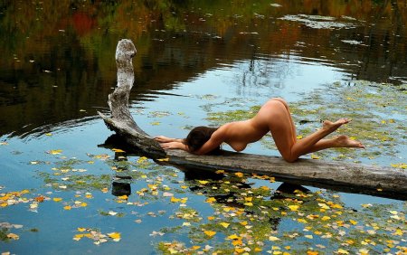 Ню фотосессия в водоеме