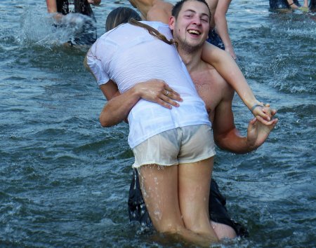 Купание в фонтане