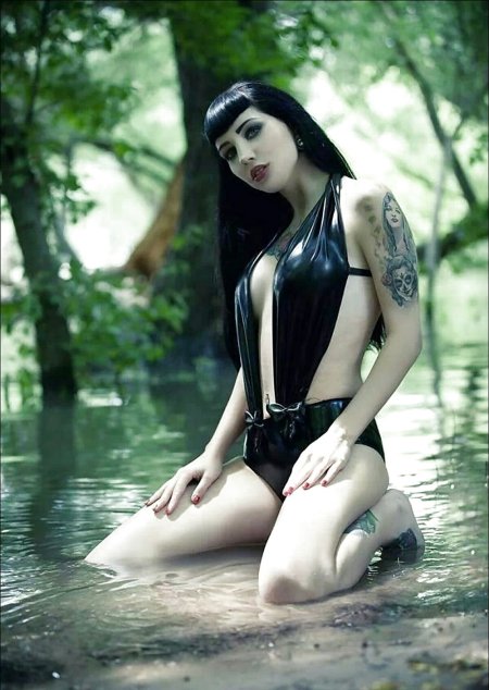 Красивая девочка голая гот