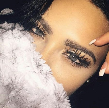 Девушка с нарощенными ресницами