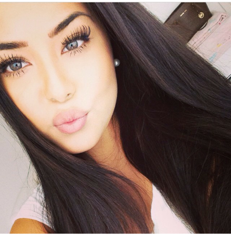 Брюнетка с длинными ресницами