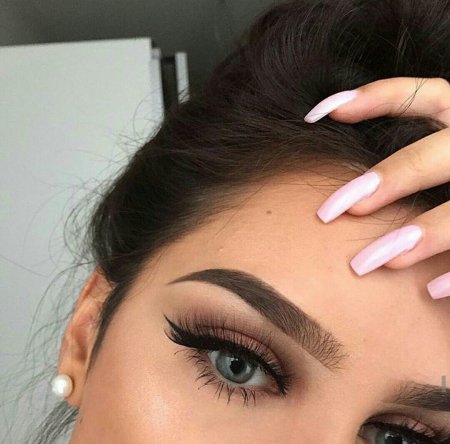 Красивый макияж бровей