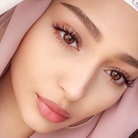 Девушка с красивыми ресницами