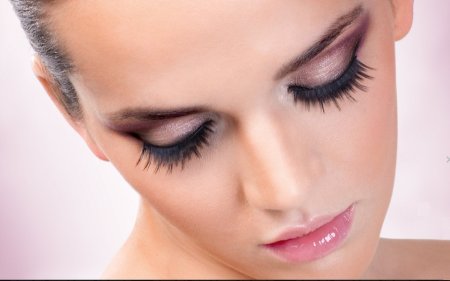 Девушка с красивыми ресницами