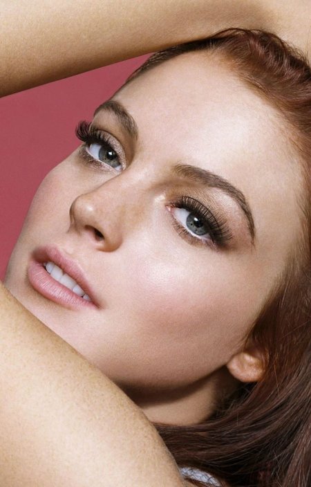 Девушка с нарощенными ресницами