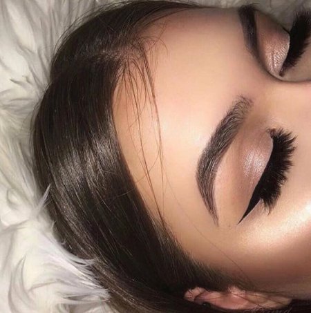 Девушка с ресницами