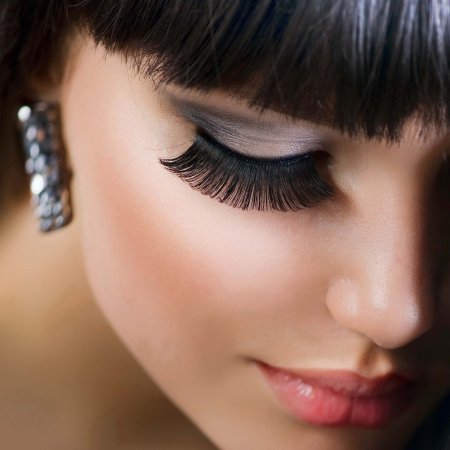 Девушка с красивыми ресницами