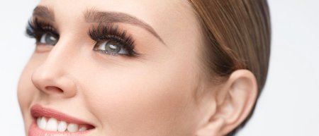 Девушка с нарощенными ресницами фото в полный рост
