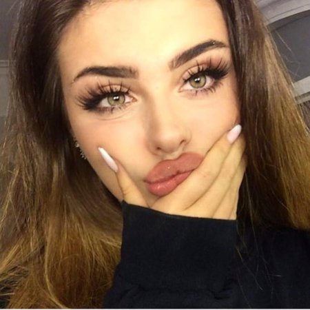 Девушка с ресницами