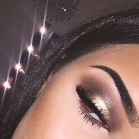 Девушка с красивыми ресницами