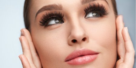 Девушка с красивыми ресницами