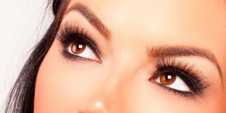 Девушка с красивыми ресницами