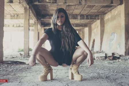 Девушка сидит на корточках