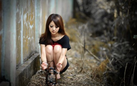 Девушка сидит на корточках