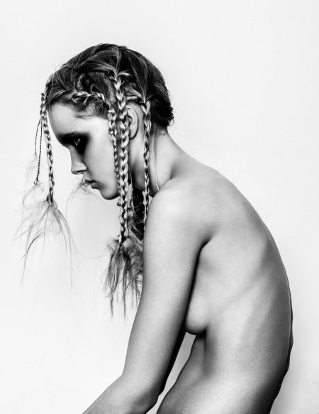 Голенькая девица с косичками