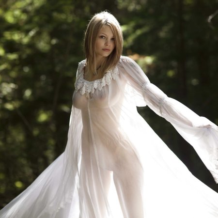 Красивые девушки в прозрачных платьях