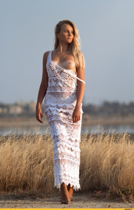 Девушки в прозрачных сарафанах