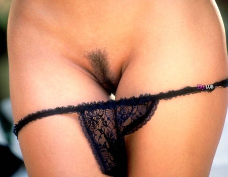 Спущенные трусики спереди