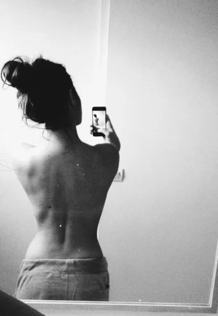 Девушка в черном со спины