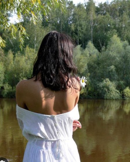 Красивая брюнетка со спины