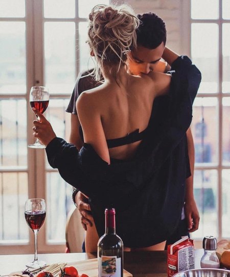 Мужчина с вином