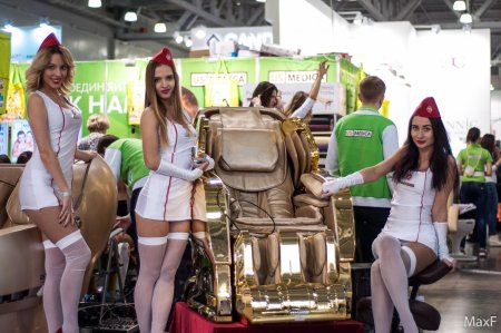 Девушки с выставок в мини