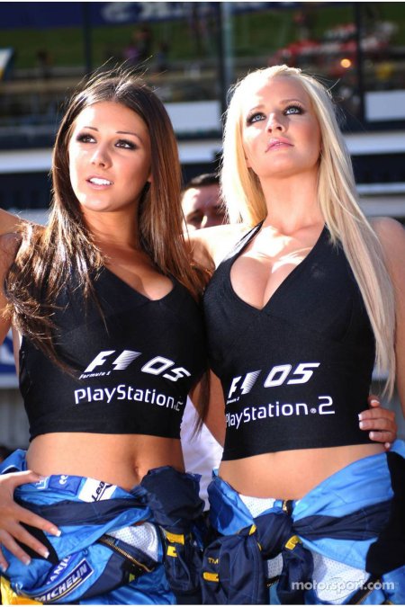 Люси Пиндер и Мишель марш в бассейне