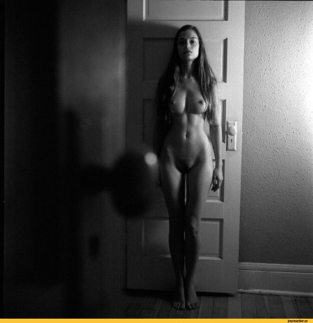 Ню фотосессия в дверях ню