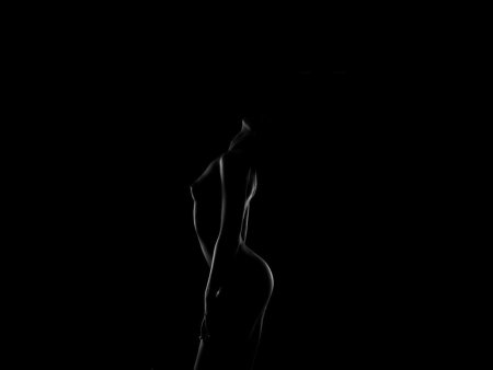 Женский силуэт в темноте
